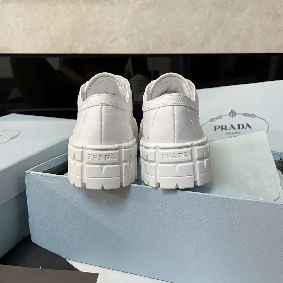 P420👟👟 2024 launches Prada’s latest catwalk shoes, the dad shoe series ͏ 💥PRADA early spring T-stage catwalk style👠Small fresh air with a little expensive feel, very perfect on the feet💃Elegant and elegant, crystal clear, regardless of the quality of accessories, they are all customized one-to-one, zero distance from the original version 1⃣Upper: imported nylon waterproof cloth + glue injection molding process 2⃣Inner lining: mixed sheepskin lining 3⃣Outsole: original one-to-one molded TPU outsole 4⃣🔺Original packaging Heel height 5cm 5⃣Number: 34-40🐎